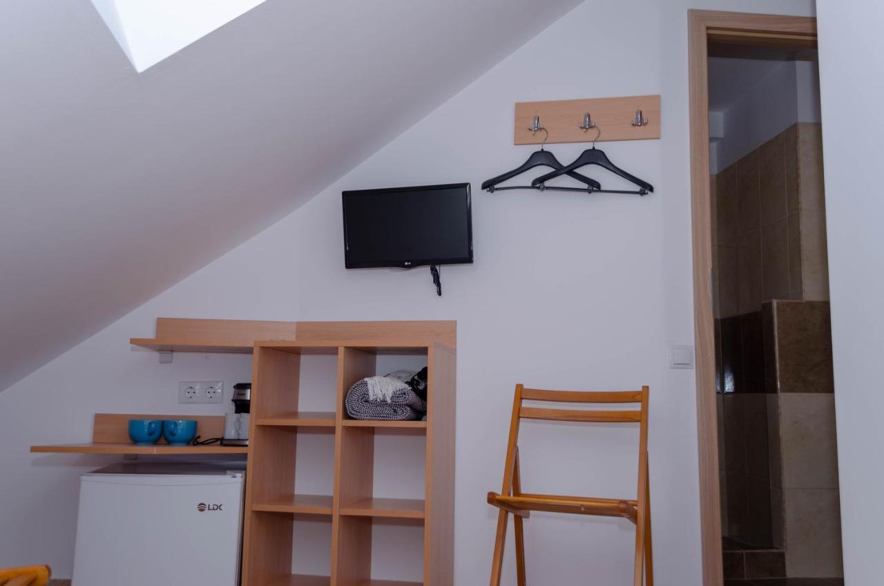 Apartment Mansarda Mica Cu Baie Proprie *