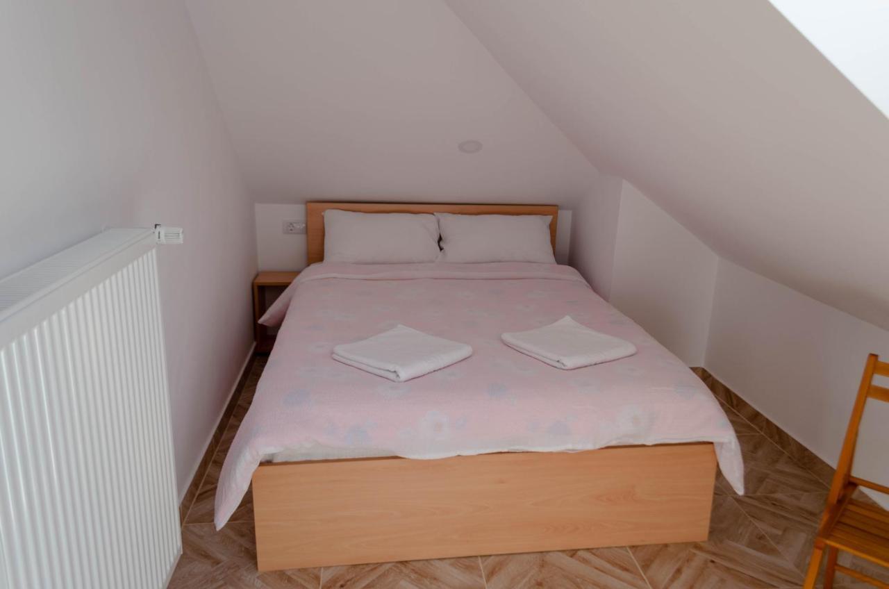 Mansarda Mica Cu Baie Proprie Apartment