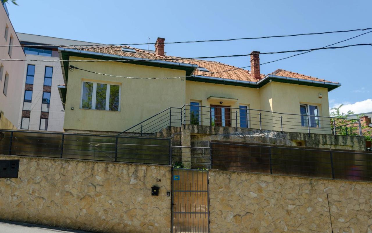 Apartment Mansarda Mica Cu Baie Proprie